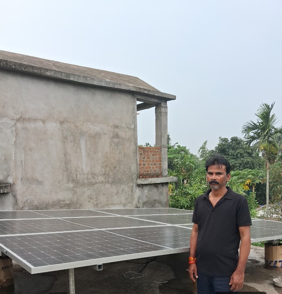 Solar panel array with client at Khurusiapat, Odisha