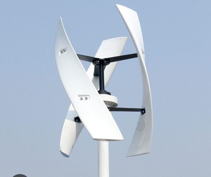 Vertical axis wind turbine for rooftop conditions